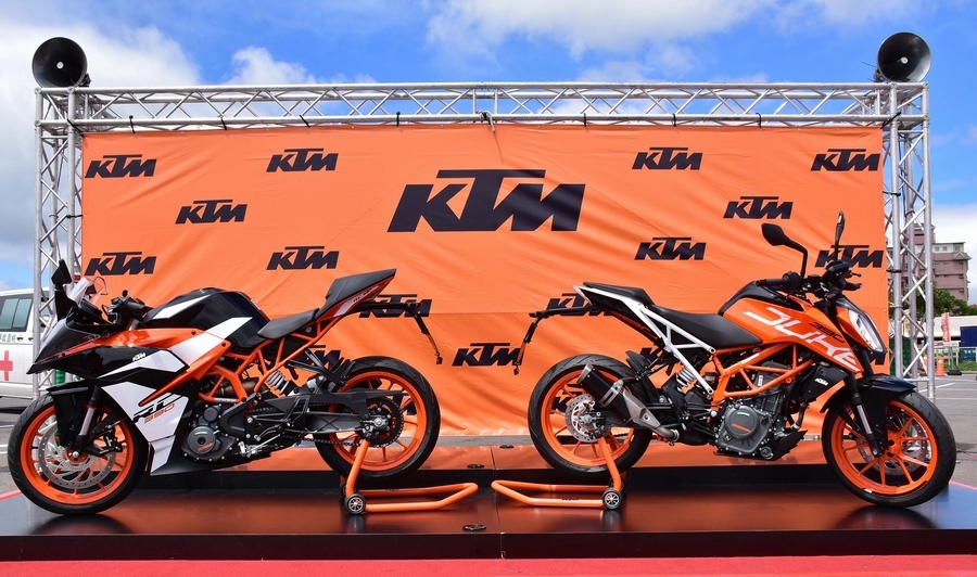 2017 KTM 390 DUKE、RC 390搶先預賞見面會，左起：KTM RC 390、KTM390 DUKE.JPG